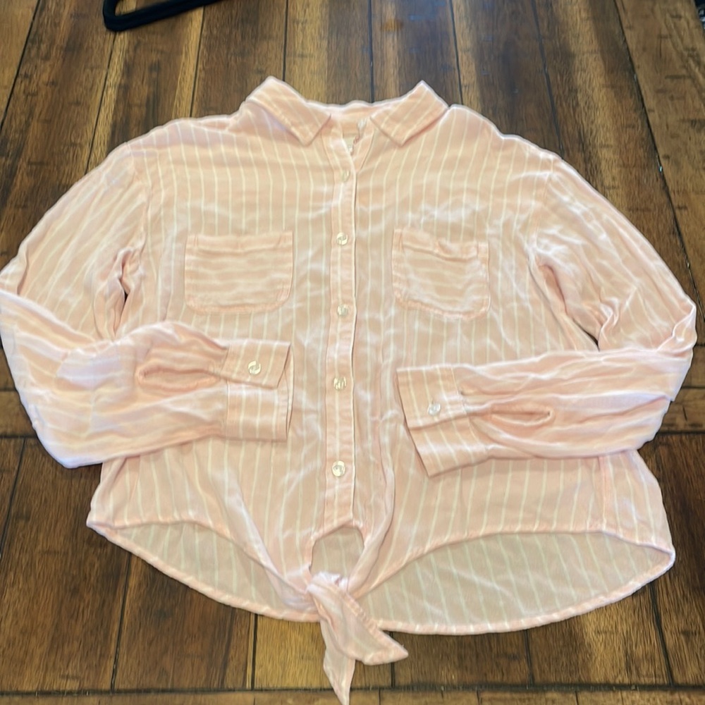 3/$15🔴 SO Medium Pink and White Striped Blouse ties up buttons up long sleeve